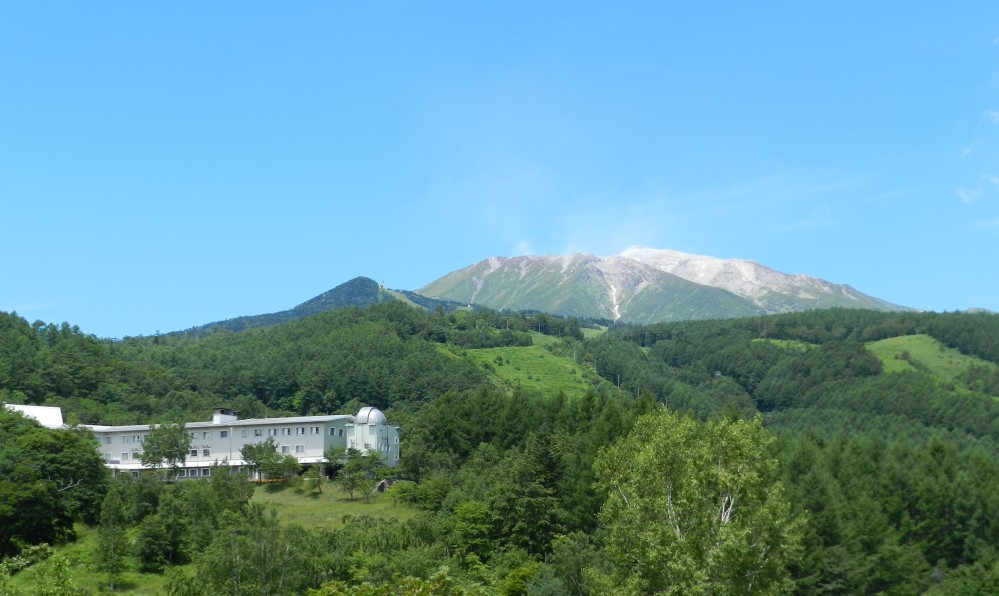 白亜の殿堂セントラルロッジと御嶽山 白亜の殿堂セントラルロッジと御嶽山